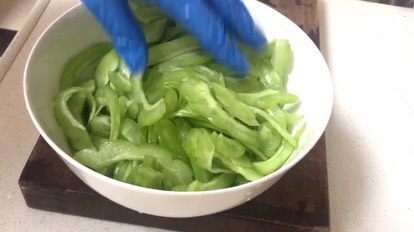 苦瓜炒辣椒,放盐抓匀腌制15分钟以上