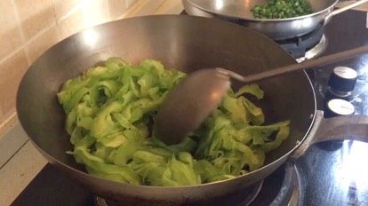 苦瓜炒辣椒,干锅放入苦瓜去水腥味