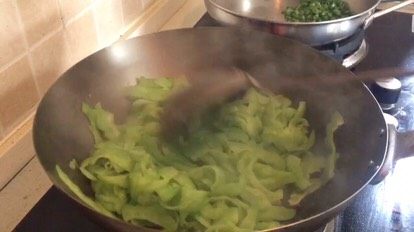 苦瓜炒辣椒,让水分走掉