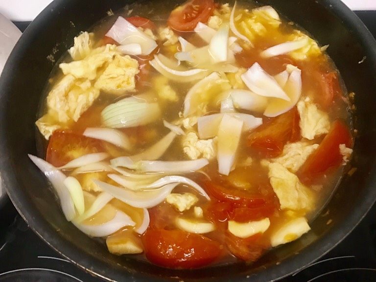 「神仙級」番茄雞蛋羊肉湯麵🍜,倒入開水(蓋過食材)、雞湯塊,蓋上鍋子,轉小火