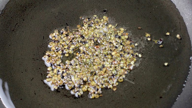 水煮肉片,锅内烧热油下青花椒炸微微焦捞出,加入红油,<a style='color:red;display:inline-block;' href='/shicai/ 847'>香油</a>大火烧至冒青烟