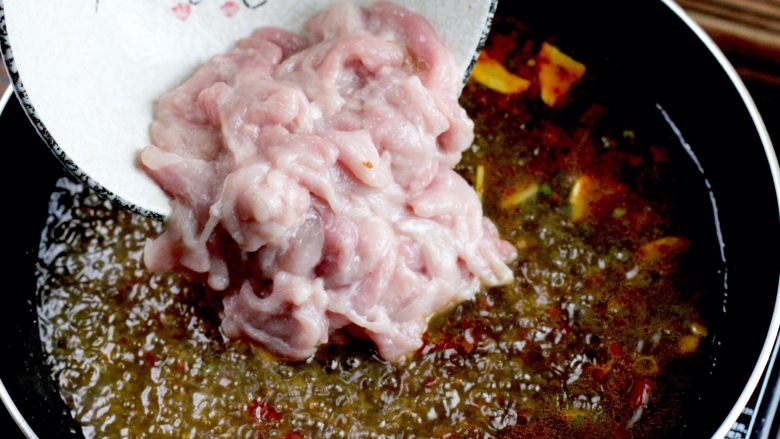 水煮肉片,烫沸腾后下入浆好的肉片,快速用筷子打散,