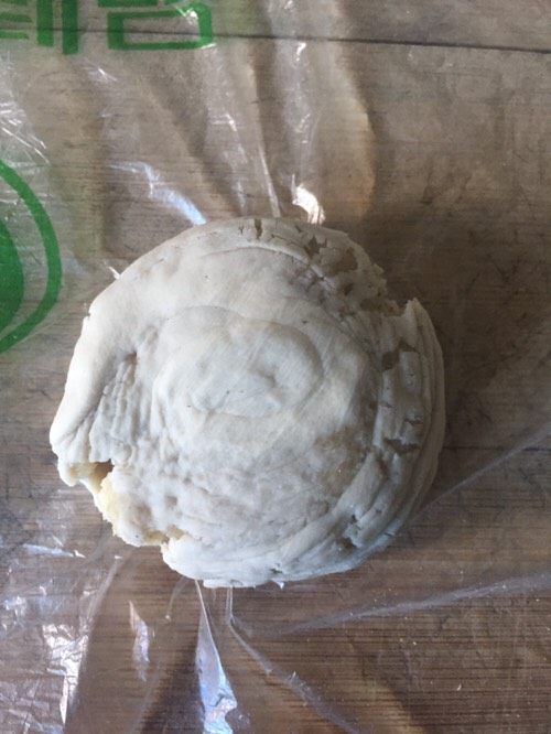 少油版伍仁点心,这是压好后的样子,呃,有点破皮了