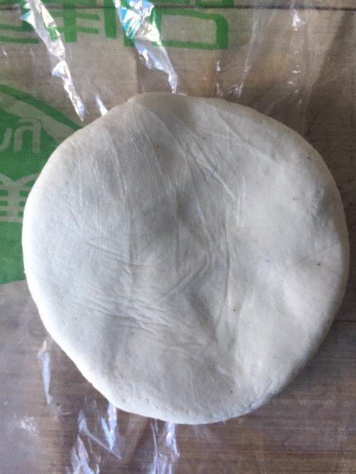 少油版伍仁点心,把面团放在手里压成饼状,用擀面杖擀成长条形