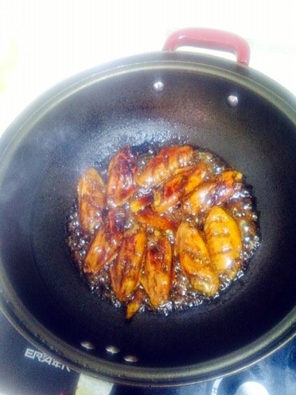 可乐鸡翅
,大火煮沸后转小火，煮至汤汁粘稠