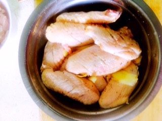 可乐鸡翅
,在鸡<a style='color:red;display:inline-block;' href='/shicai/ 6843'>翅中</a>加入少许<a style='color:red;display:inline-block;' href='/shicai/ 718'>料酒</a>，<a style='color:red;display:inline-block;' href='/shicai/ 12043'>花椒粉</a>，<a style='color:red;display:inline-block;' href='/shicai/ 37'>姜</a>片进行腌制

