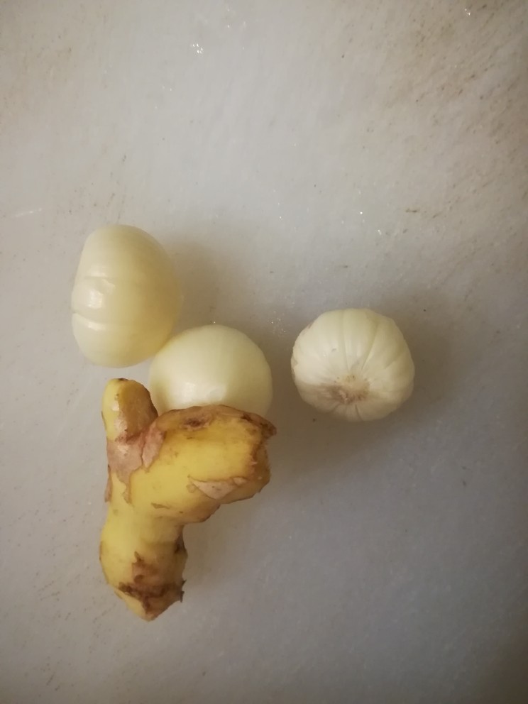 小炒牛肉末,<a style='color:red;display:inline-block;' href='/shicai/ 2794'>大蒜</a>  <a style='color:red;display:inline-block;' href='/shicai/ 37'>姜</a> 剥好待用