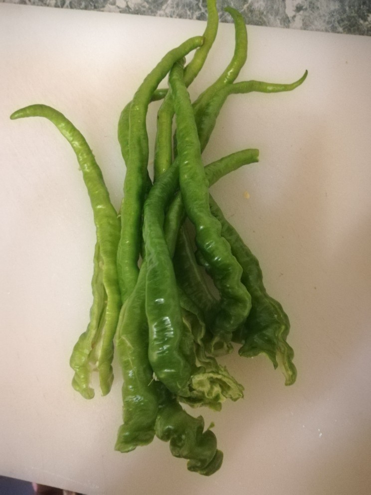 小炒牛肉末,<a style='color:red;display:inline-block;' href='/shicai/ 62'>辣椒</a>洗好待用