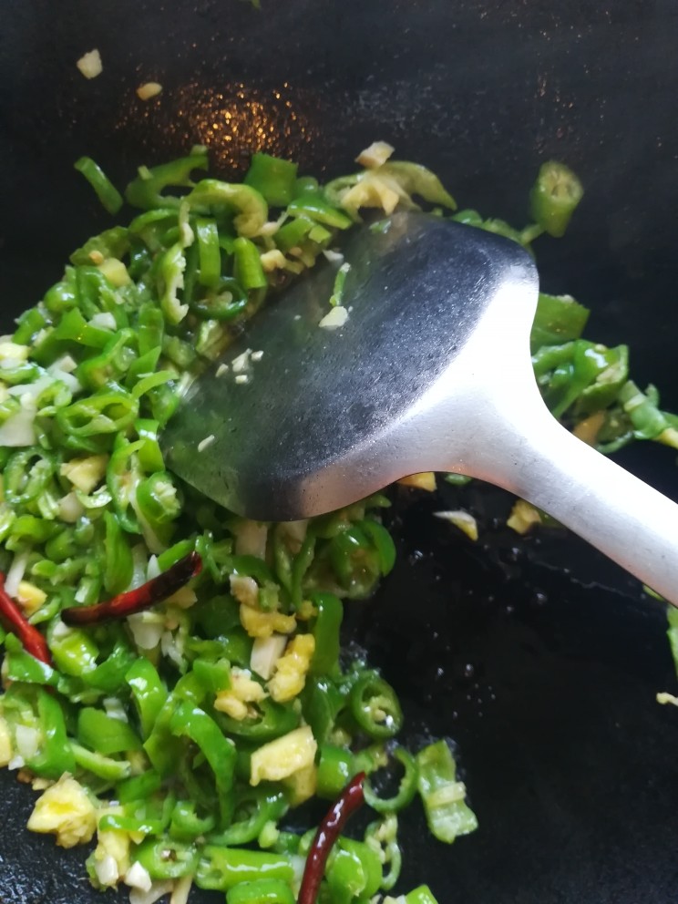 小炒牛肉末,锅里放油先炒佐料