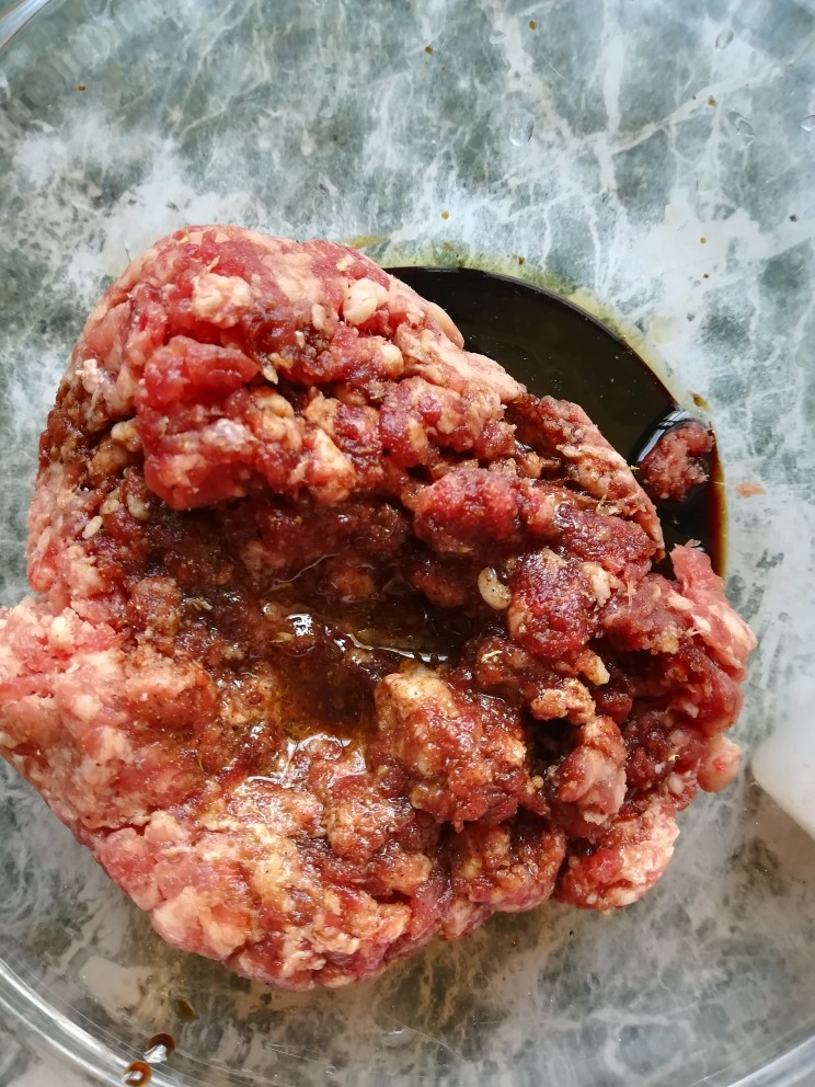 小炒牛肉末,末肉里放<a style='color:red;display:inline-block;' href='/shicai/ 12043'>花椒粉</a>  <a style='color:red;display:inline-block;' href='/shicai/ 720'>胡椒粉</a>  <a style='color:red;display:inline-block;' href='/shicai/ 894'>黄酒</a>  盐   油  <a style='color:red;display:inline-block;' href='/shicai/ 692'>酱油</a>