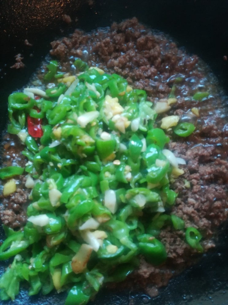 小炒牛肉末,牛肉炒熟后再放辣椒