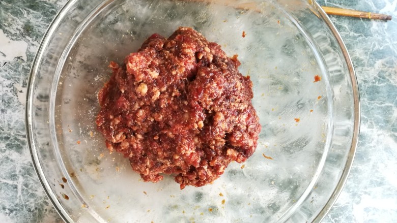 小炒牛肉末,全部佐料到在肉里面腌制几分钟待用