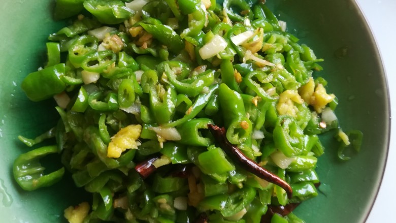 小炒牛肉末,炒香后起锅装在盘子待用