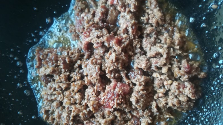 小炒牛肉末,锅里留油炒牛肉