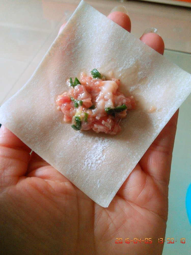 炸抄手,适量肉馅放入抄手皮,不可太多