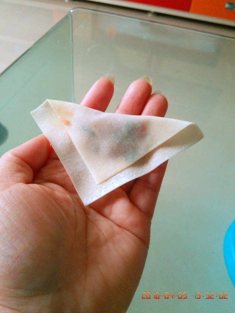 炸抄手,手指前端的抄手皮卷回来,无需完全重合,我觉得这样子更有层次,更好看。
