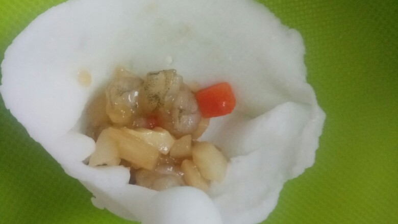天鹅虾饺,捏好褶皱之后放入馅,不要太多,有的食材加热膨胀会撑破水晶皮
