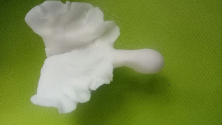 天鹅虾饺,天鹅翅膀后面的中间捏一下,翅膀捏薄,这样看起来更轻盈