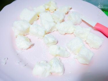 椰蓉牛奶小方,我急着想品尝,所以冷藏的时间有点短,还没完全凝固好,最好是放一夜。我这种急于出来的形状不是很好看哈,不过一点也不影响口感