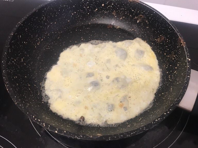 美好法式早餐🍞超簡易,不沾鍋放入奶油,把「剩下的牛奶蛋液」倒入,煎熟