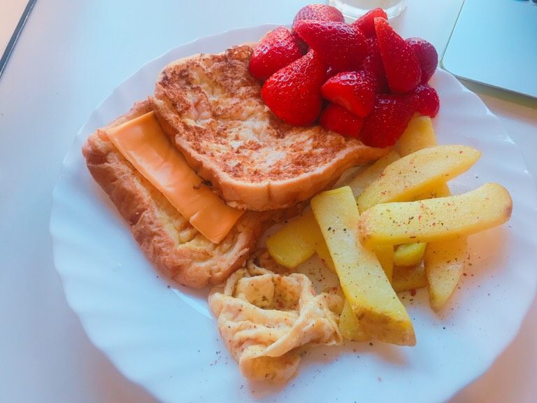 美好法式早餐🍞超簡易,洗好新鮮草莓，所有完成食品擺盤。
法式吐司、草莓淋上<a style='color:red;display:inline-block;' href='/shicai/ 865'>蜂蜜</a>；薯塊、散蛋撒上適量鹽及胡椒粉
完成!!!