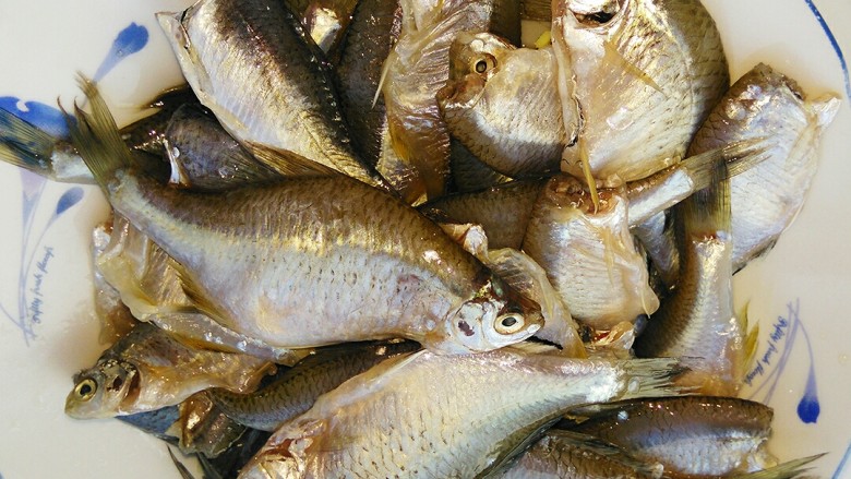 酥脆功夫鱼,把小鱼仔细处理干净,这一步比较费时,每条小鱼鳃、鳞和鱼肚东西去除干净,鱼尾鱼鳍留下,洗净控水片刻。