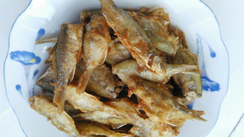 酥脆功夫鱼,需要嫩酥的就可以食用了。我还是比较喜欢鱼骨酥脆,鳍尾通吃的鱼儿,那就把小鱼回锅再炸一次。