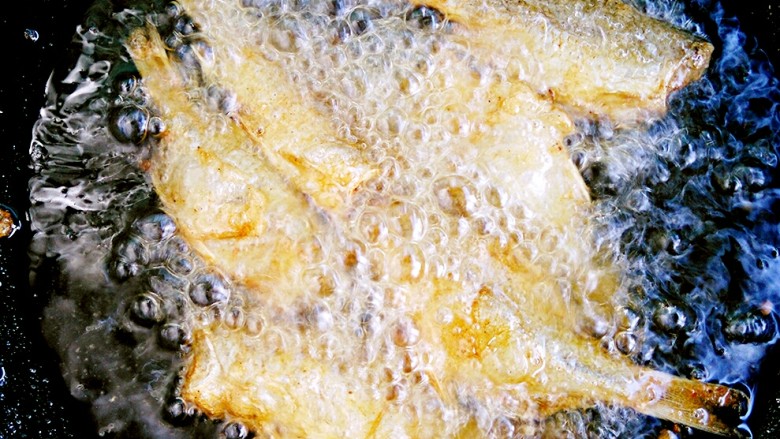 酥脆功夫鱼,捞出的小鱼静置十来分钟,热油,再次入锅小炸一下,出来的小鱼连刺带骨全部入肚。