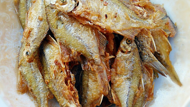 酥脆功夫鱼,好了,可以来吃享用了。酥脆可口,焦香诱人,回味无穷。