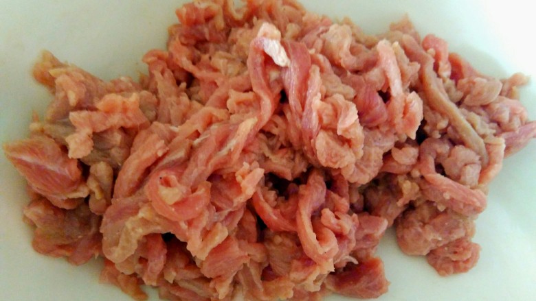 泡椒牛肉,牛肉切丝放入适量的胡椒粉和淀粉,加入鸡蛋清,顺时针抓匀腌制。