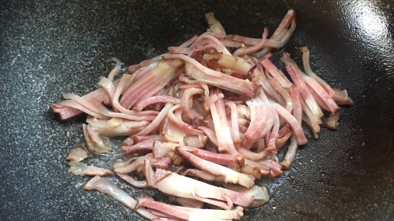 腊味春笋,将腊肉煸炒至半干后盛出备用