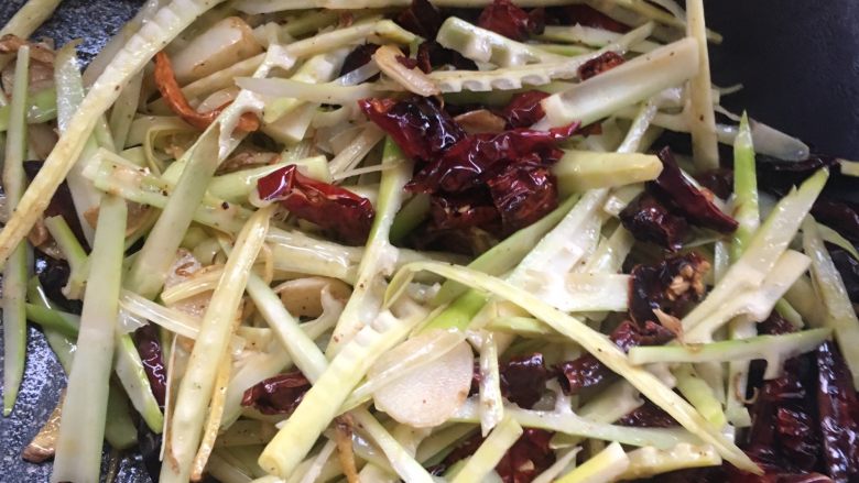 腊味春笋,倒入春笋翻炒至半熟