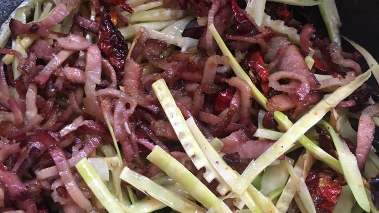 腊味春笋,加入炒好的腊肉丝，调入盐，鸡精，蚝油，炒熟。