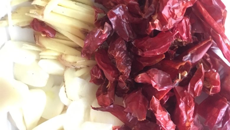 腊味春笋,蒜片，<a style='color:red;display:inline-block;' href='/shicai/ 86474'>干辣椒</a>，<a style='color:red;display:inline-block;' href='/shicai/ 37'>姜</a>丝备用