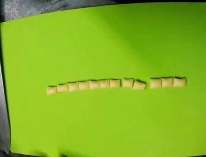 鸡蛋菠萝豆,切成小块