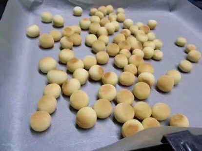 鸡蛋菠萝豆,表面金黄色即可