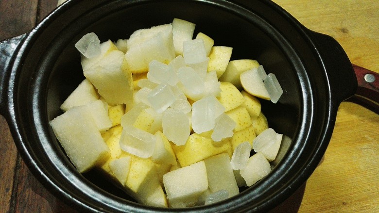冰糖雪梨,加入凉白开，没过材料。