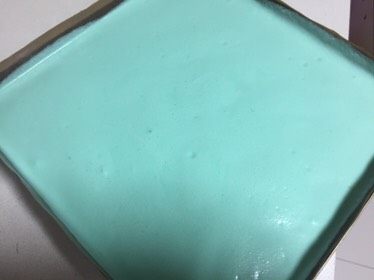 蓝天白云蛋糕卷,剩余全部蓝色蛋糕糊倒入烤盘,晃动烤盘使蛋糕糊均匀的铺在烤盘上,送入烤箱上下火150度25分钟。