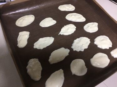 蓝天白云蛋糕卷,在铺了油纸的金盘里挤出云朵状,不要太规则随意就好,烤盘送进提前预热好的烤箱,上下火180度3分钟。