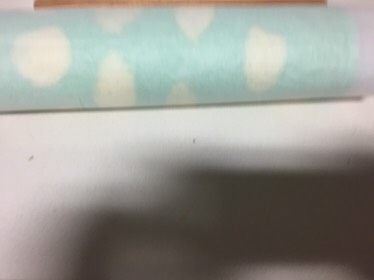 蓝天白云蛋糕卷,用擀面杖卷起油纸,顺势卷起蛋糕。