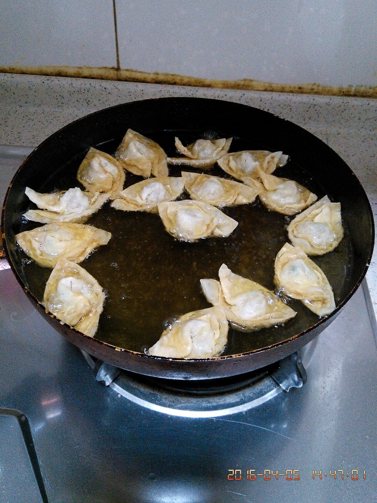 炸抄手,锅内倒油,多一点,八成热时,一个一个地放入抄手,油温以抄手一下锅抄手皮子就膨胀起泡为宜,中小火炸至金黄即可。