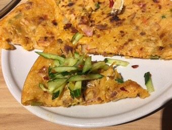 鸡蛋青菜饼,这是我用同样的方法做的泡菜饼，加上爽口的黄瓜丝，让早餐唤醒身体迈向诗和远方！