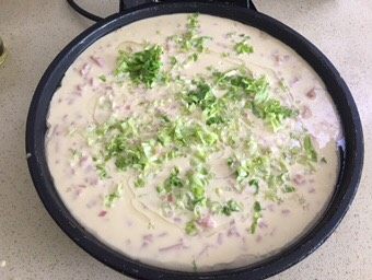 鸡蛋青菜饼,<a style='color:red;display:inline-block;' href='/shicai/ 519'>面粉</a>加<a style='color:red;display:inline-block;' href='/shicai/ 9'>鸡蛋</a>、葱花和切碎的<a style='color:red;display:inline-block;' href='/shicai/ 438'>火腿</a>一起搅拌均匀
电饼档加热倒入少量的油把面糊倒入锅里
撒上切成丝的<a style='color:red;display:inline-block;' href='/shicai/ 121'>生菜</a>倒入少量的油盖上电饼档