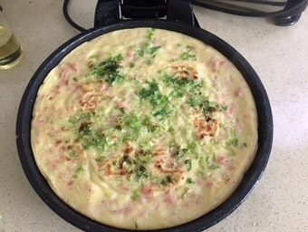 鸡蛋青菜饼,焖三分钟左右等饼成型用筷子在饼上扎一点洞洞再盖上盖子焖两分钟让饼熟透。