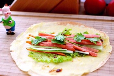 玉米黄豆面煎饼🥞,再铺上一层火腿肠和香菜