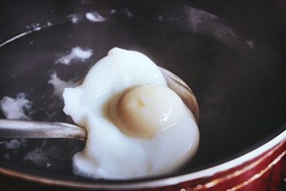 免油炸的 黄金猪排三明治/汉堡,煮到蛋白凝固,取出备用