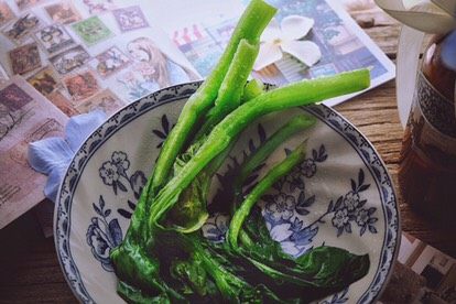 免油炸的 黄金猪排三明治/汉堡,用煮蛋的水煮几颗青菜
(如果你选的是生菜之类的就更简单啦 可以省略这一步)