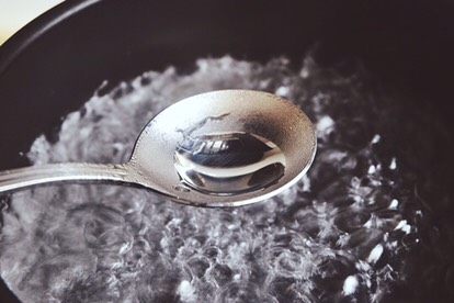 免油炸的 黄金猪排三明治/汉堡,煮水波蛋:锅内倒入多半锅水烧开 加入一小勺白醋