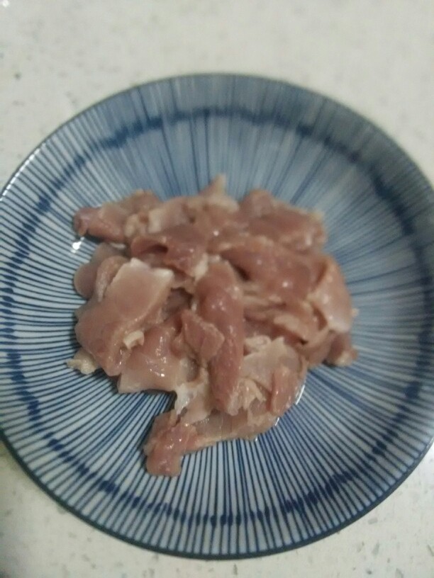 千刀肉,<a style='color:red;display:inline-block;' href='/shicai/ 428'>五花肉</a>清洗干净,切成片备用。