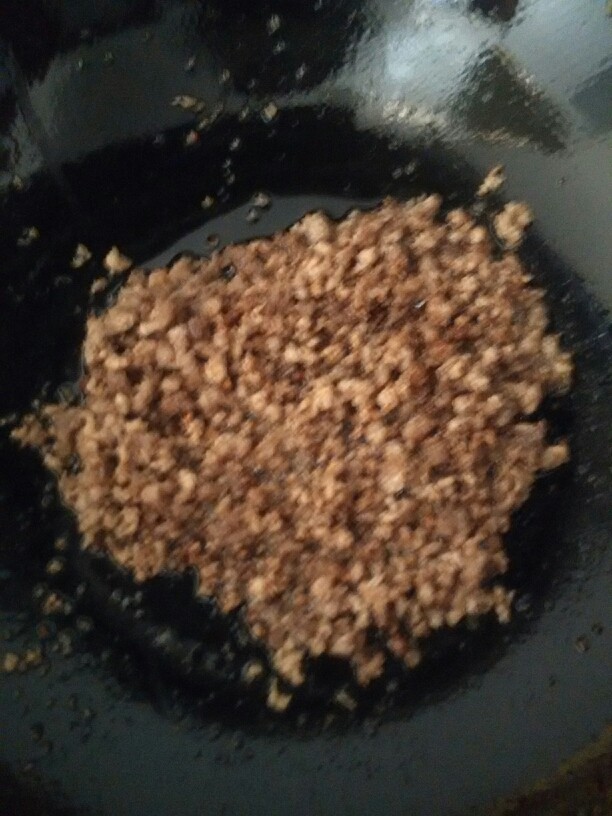千刀肉,五花肉绞成肉糜,下锅煸炒。